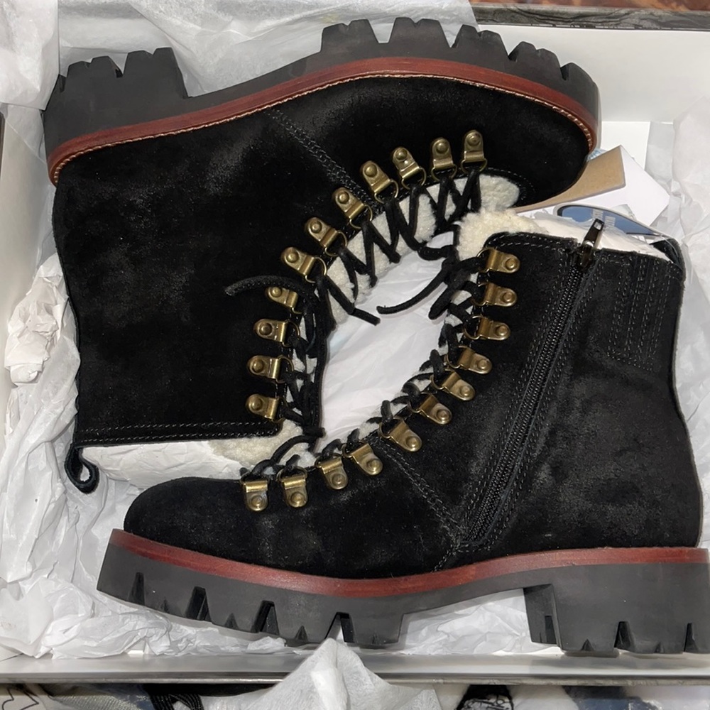 I’m selling woman’s boots never worn, great boots for the cold. Brand new